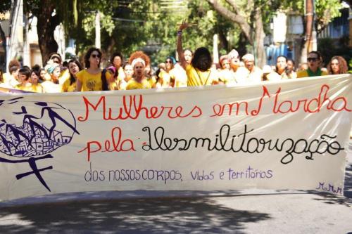 40-Mulheres-em-Marcha-pela-Desmilitarização-Marcha-Mundial-das-Mulheres.-Foto -Isis-Utsch.-Brasil-2015